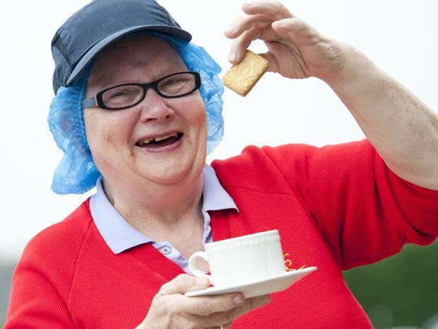 Fox&#39;s helps worker Rose Mobley celebrate 55 years in biscuits at its Uttoxeter site - 59654_Rose-Fox-55-years-biscuit-uttoxeter